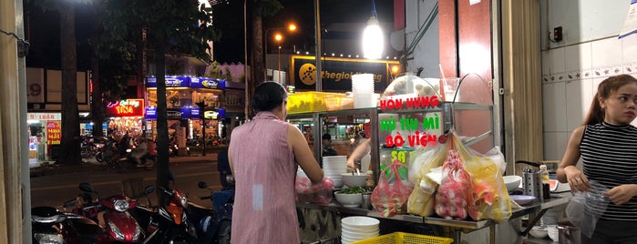 hủ tíu sa tế bò Hớn Hưng 漢興牛肉粉 is one of food places in HCMC.