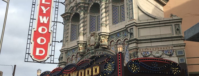 Hollywood Theatre is one of Lugares favoritos de Enrique.