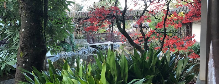 Lan Su Chinese Garden is one of Orte, die Enrique gefallen.