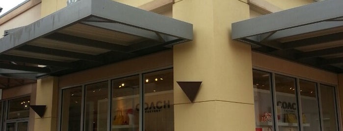COACH Outlet is one of Sri 님이 좋아한 장소.