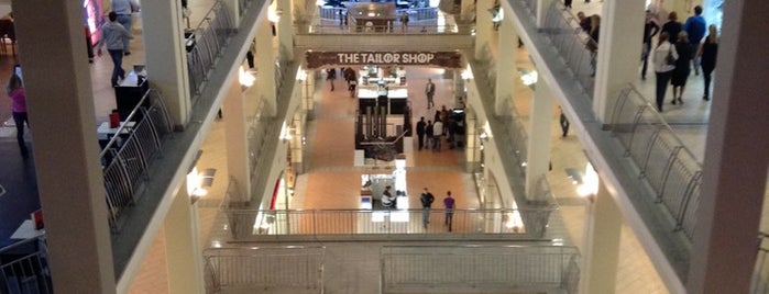 Atrium Mall is one of Orte, die Tiffany gefallen.