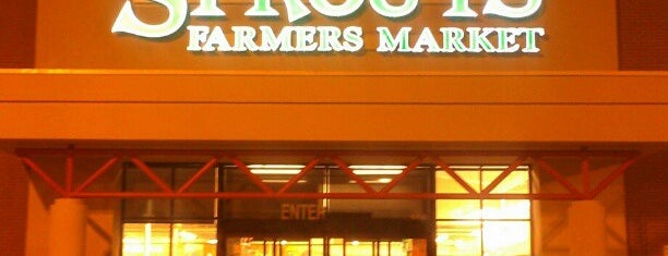 Sprouts Farmers Market is one of Lugares favoritos de Nicole.