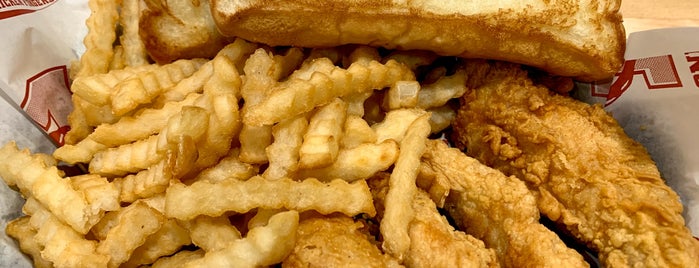 Raising Cane's Chicken Fingers is one of Phillipさんのお気に入りスポット.