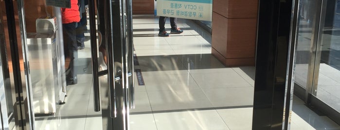 WOORI BANK is one of 마포구.