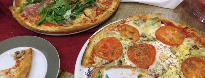 Pizzeria Mamma Mia Moers is one of Locais curtidos por Alisa.