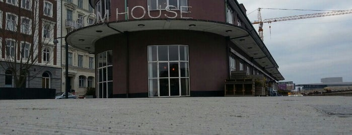 Custom House Bar & Grill is one of Cph for Shin.