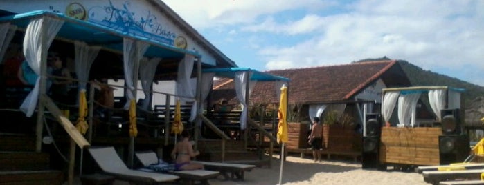 Tropical Bar is one of Tempat yang Disukai cleber.