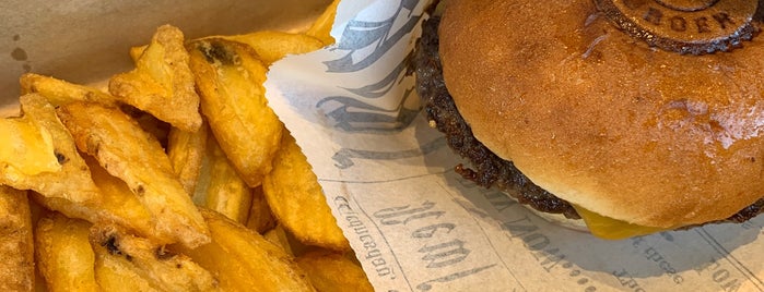 M&M Burger is one of Hüseyinさんの保存済みスポット.
