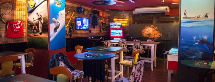 Bull's Eye Sports & Bar is one of FAVORİ.