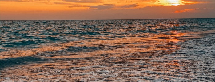 Crystal family beach is one of Tempat yang Disukai Sabri.