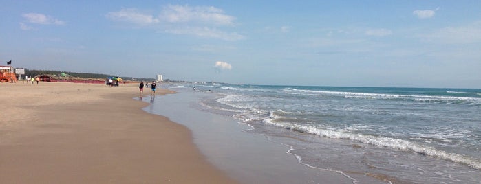 Playa Miramar is one of por ahí.