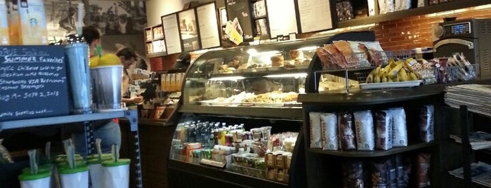 Starbucks is one of Tempat yang Disukai Warrent.