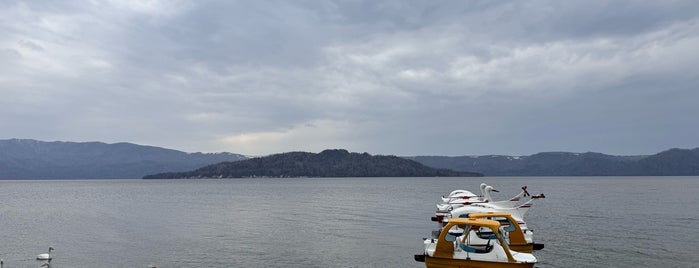 屈斜路湖 is one of 自然地形.