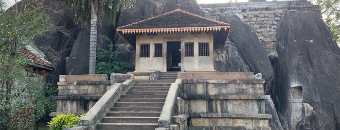 Isurumuniya Rajamaha viharaya is one of Lugares favoritos de Dirk.