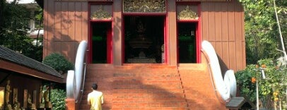 Wat Phra Kaeo is one of Orte, die Alan gefallen.