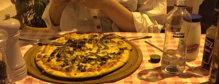 E'la Pizza is one of Tempat yang Disukai Crn.