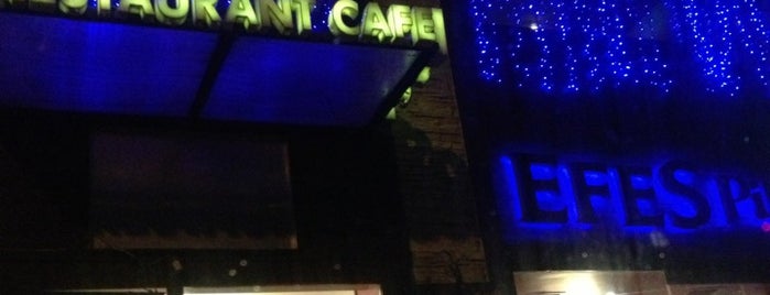 Lost Cafe & Bistro is one of สถานที่ที่ Hakan ถูกใจ.