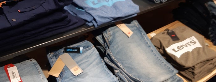 Levi's® Store is one of Locais curtidos por Maui.