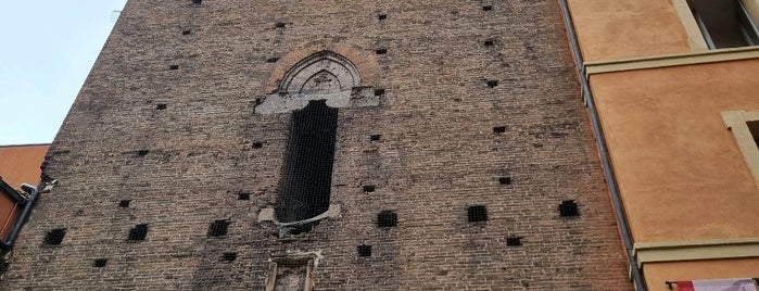 Torre Galluzzi is one of Torri di Bologna.