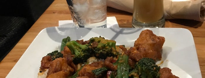 Ling & Louie's Asian Bar and Grill is one of Posti che sono piaciuti a Sameer.