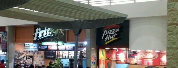 Pizza Hut is one of สถานที่ที่ Valeria ถูกใจ.