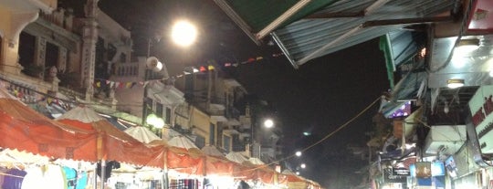 Chợ Đêm Đồng Xuân (Dong Xuan Night Market) is one of Hanoi.