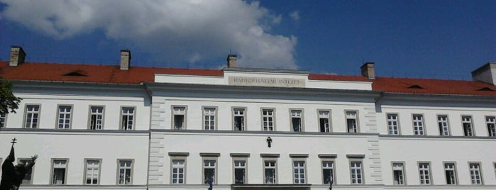 Hadtörténeti Intézet és Múzeum is one of Budapeşte  / Budapest.