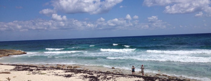 Paradise Beach is one of Cancun.