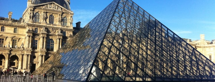 Pirámide del Museo del Louvre is one of Paris Places To Visit.