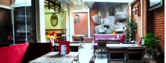 Vagabond Cafe & Garden is one of Tempat yang Disukai Burç.
