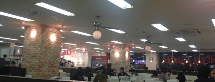 Holly's Cafe 四条室町店 is one of สถานที่ที่ Aislinn ถูกใจ.