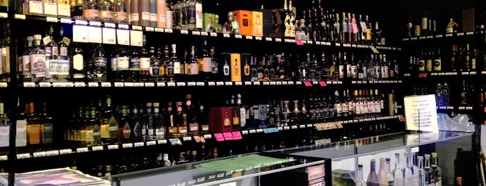 10th Avenue Liquor Store is one of Lugares favoritos de Drew.