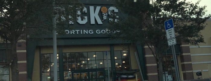DICK'S Sporting Goods is one of สถานที่ที่ Mary Toña ถูกใจ.