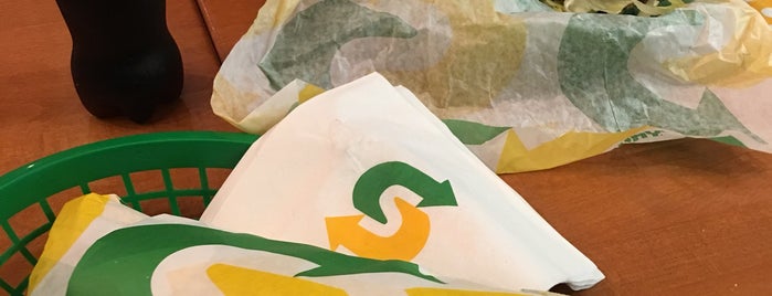 Subway is one of Tempat yang Disukai Chris.