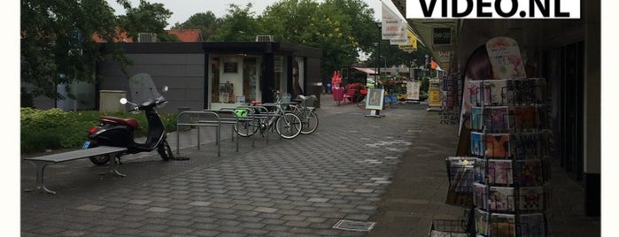 Winkelcentrum Badhoevedorp is one of Lugares favoritos de Dennis.
