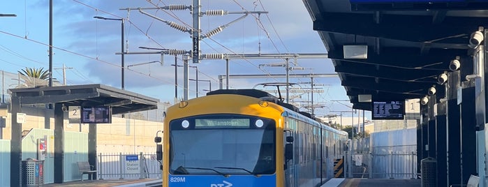 Mentone Station is one of City to Mordialloc.