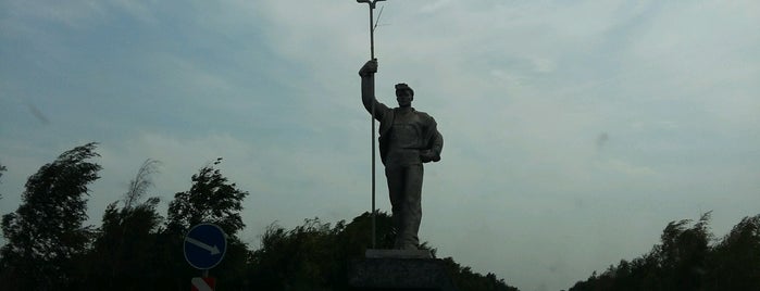 Памятник Сталевару is one of Мариуполь.