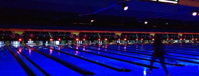 Zodo's Bowling & Beyond is one of สถานที่ที่ Alexia ถูกใจ.
