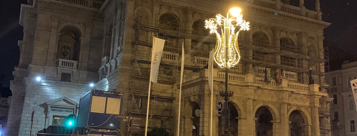 Morrison's Opera is one of Salir por Budapest.