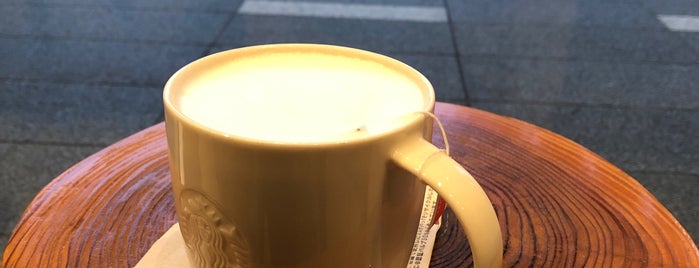 Starbucks is one of Debさんのお気に入りスポット.