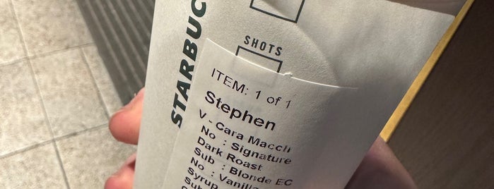 Starbucks is one of สถานที่ที่ Roger ถูกใจ.