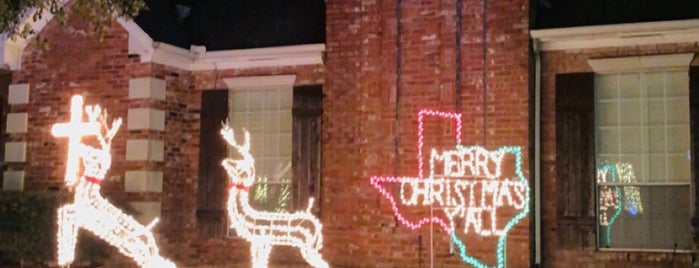 Christmas Lights At Deerfield is one of Tempat yang Disukai Terry.