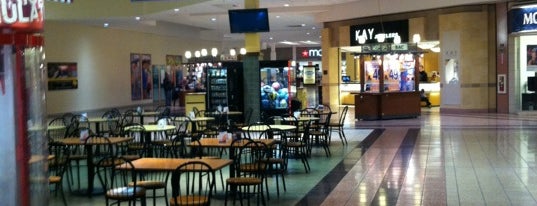 McKinley Mall is one of Locais curtidos por Julieta.
