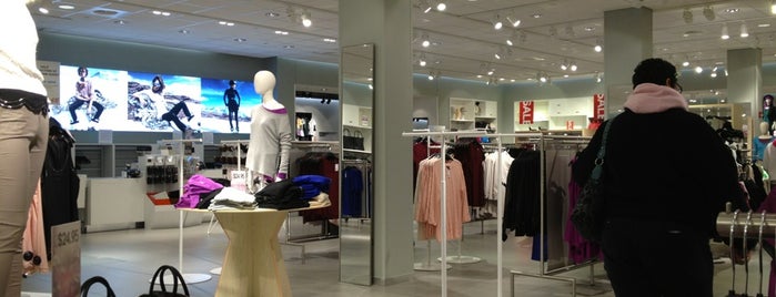 H&M is one of Visita Springfield, IL.