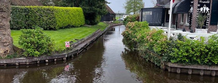 Geythorn is one of Giethoorn.