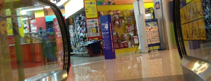 Toys"R"Us is one of Tempat yang Disukai Alyssa.