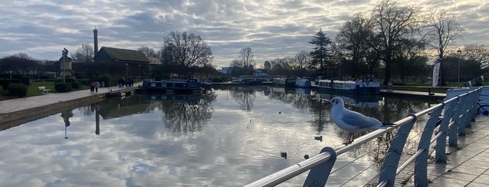 Waterside (Park) is one of Stratford Upon Avon.