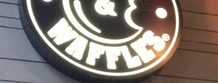 Crepes & Waffles is one of Lugares favoritos de Mauricio.