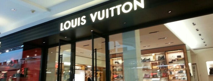 Louis Vuitton is one of Lugares favoritos de Crystal.