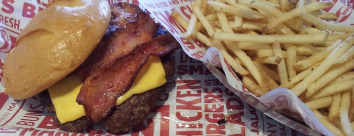 Smashburger is one of Denetteさんのお気に入りスポット.